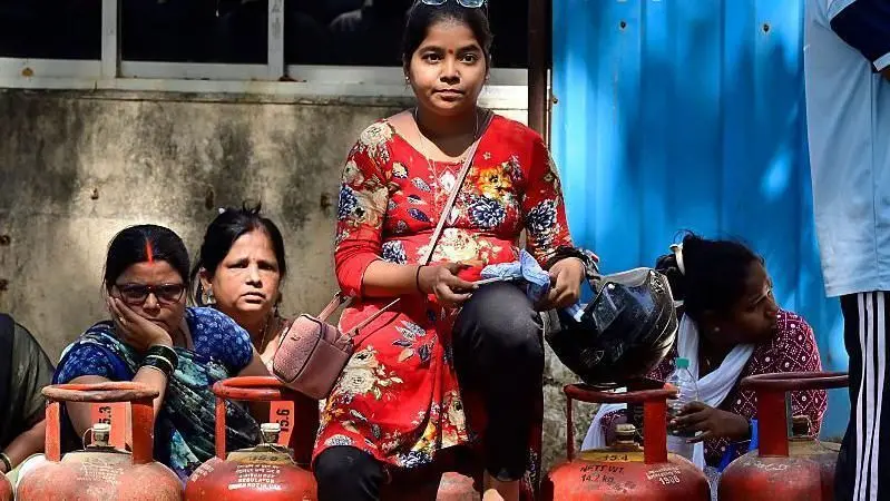 महागाईचा फटका: घरगुती एलपीजी सिलिंडरच्या दरात 29 रुपयांची वा