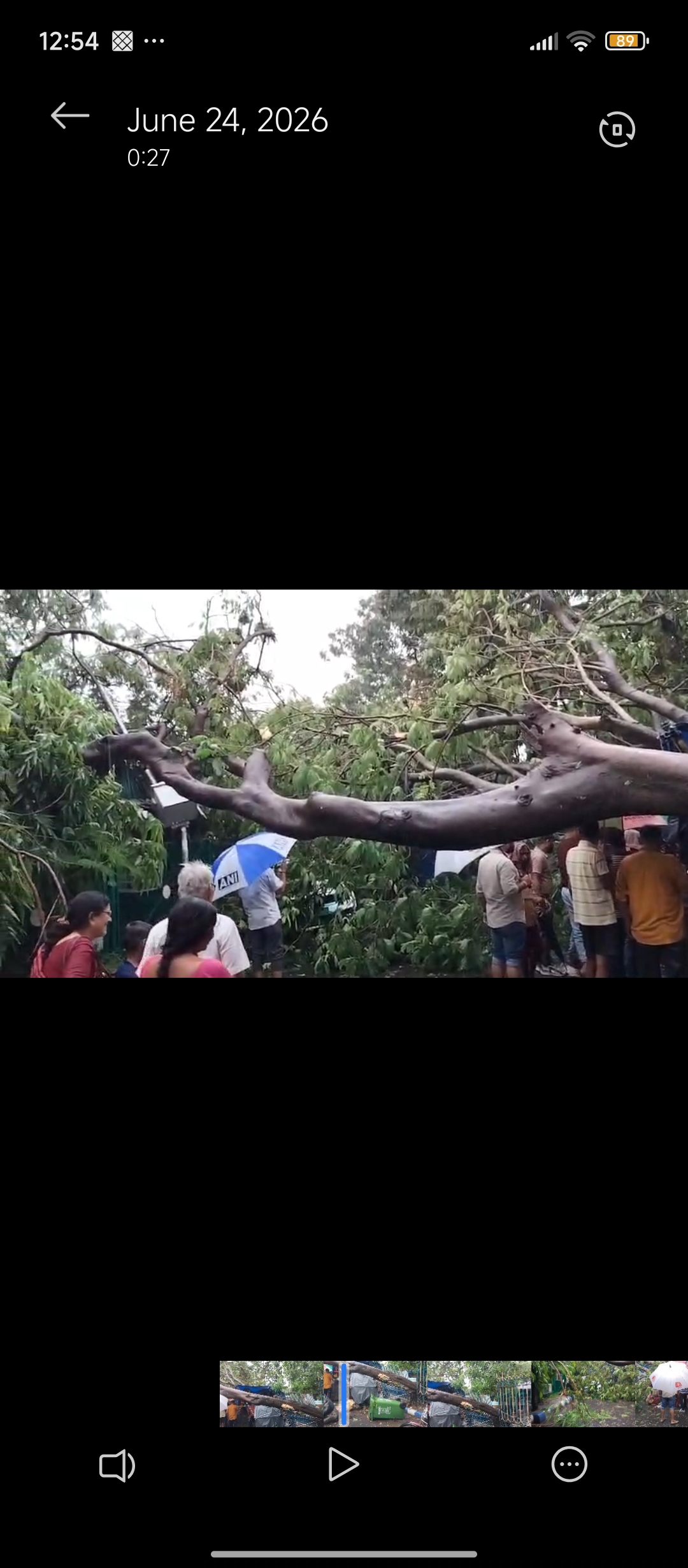 কলকাতায় দুপুরের পর বজ্রবিদ্যুৎ-সহ ঝড়-বৃষ্টি, জনজীবনে প্রভাব