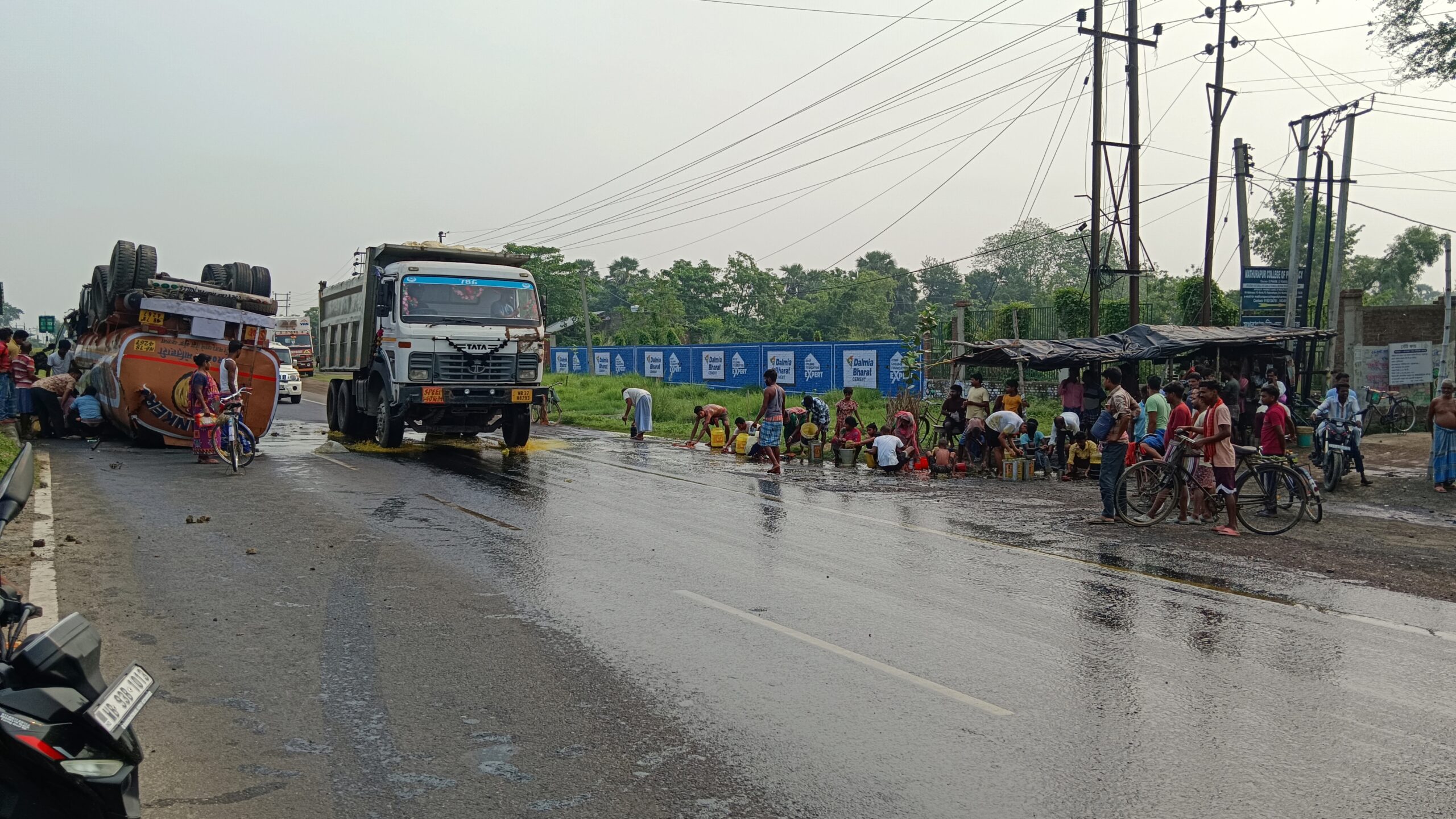 মুর্শিদাবাদের মথুরাপুরে তেলবাহী ট্যাঙ্কারের দুর্ঘটনা, তেল সংগ্রহে ভিড় স্থানীয়দের