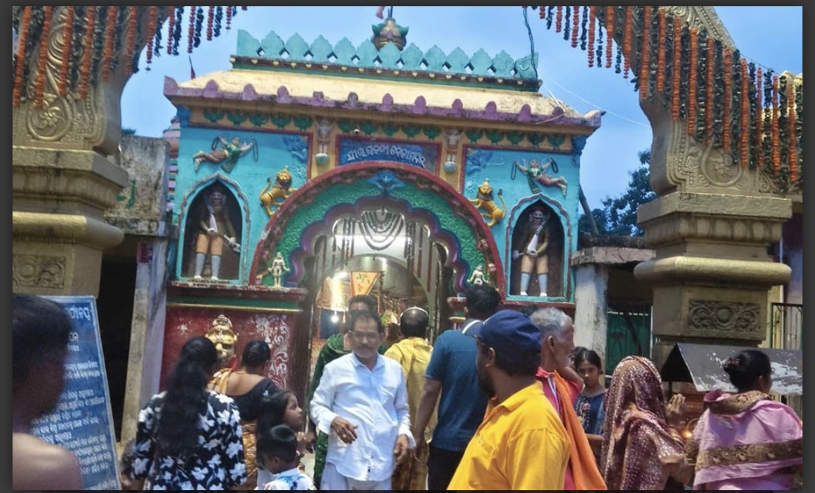 ବସୁମତି ସ୍ନାନରେ ମା’ ଭଗବତୀଙ୍କ ରାଜରାଜେଶ୍ୱରୀ ବେଶ